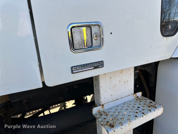 image for item DG0524 2005 Freightliner  Columbia 120 semi truck