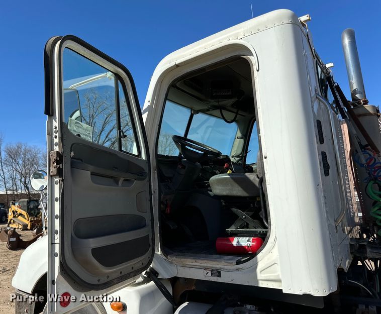 image for item DG0524 2005 Freightliner  Columbia 120 semi truck