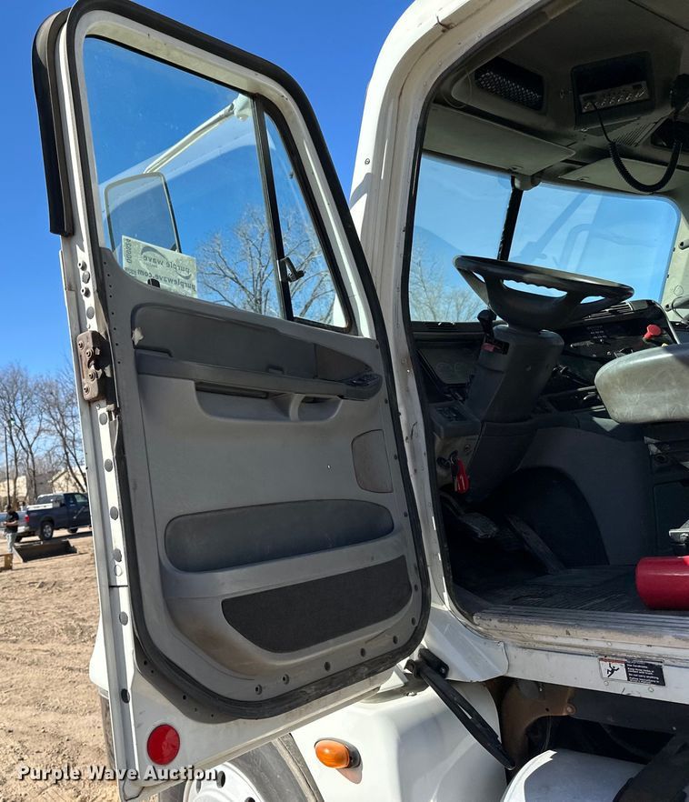 image for item DG0524 2005 Freightliner  Columbia 120 semi truck