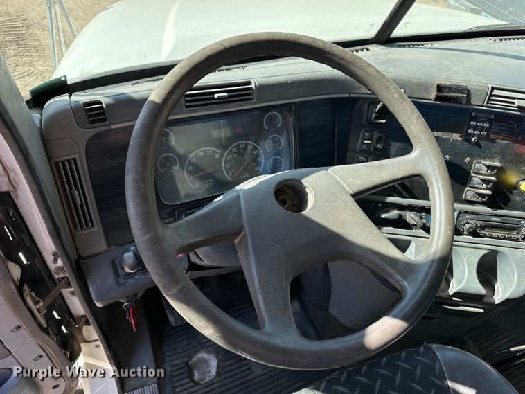 image for item DG0524 2005 Freightliner  Columbia 120 semi truck