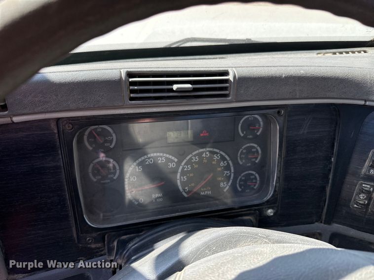 image for item DG0524 2005 Freightliner  Columbia 120 semi truck