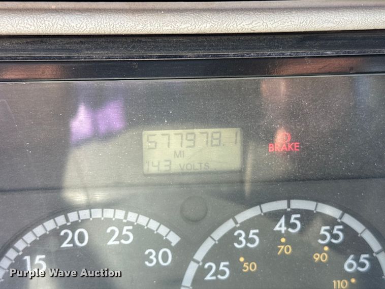 image for item DG0524 2005 Freightliner  Columbia 120 semi truck