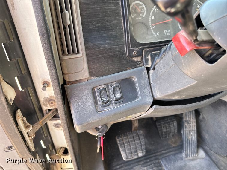 image for item DG0524 2005 Freightliner  Columbia 120 semi truck