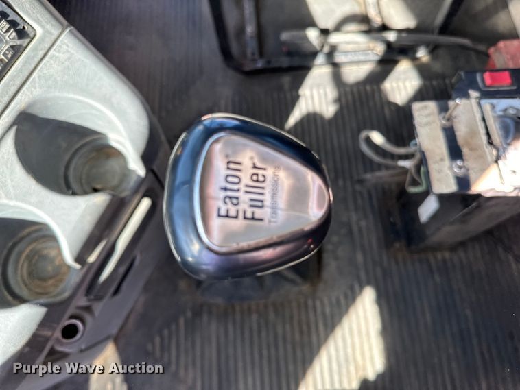 image for item DG0524 2005 Freightliner  Columbia 120 semi truck