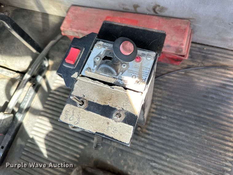 image for item DG0524 2005 Freightliner  Columbia 120 semi truck