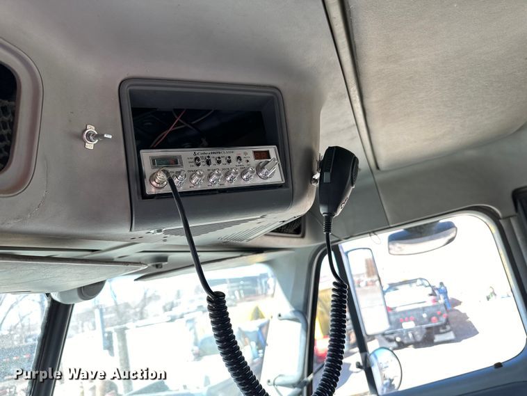 image for item DG0524 2005 Freightliner  Columbia 120 semi truck