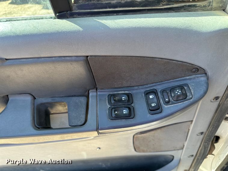 image for item DG0524 2005 Freightliner  Columbia 120 semi truck