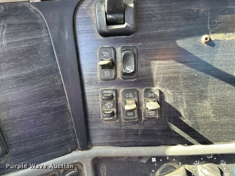 image for item DG0524 2005 Freightliner  Columbia 120 semi truck