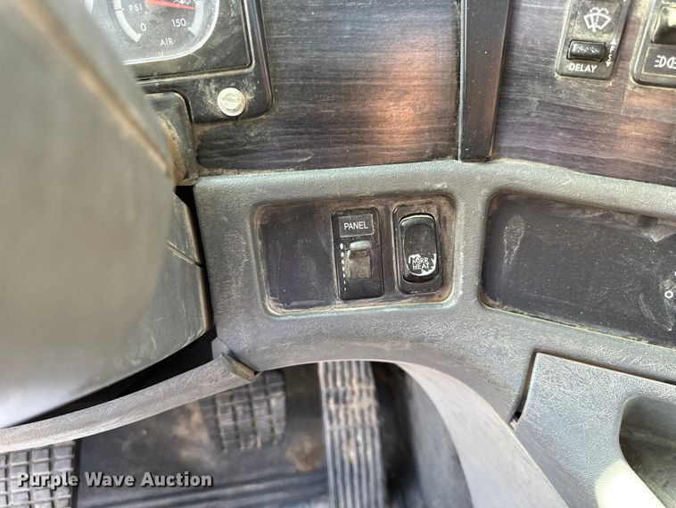 image for item DG0524 2005 Freightliner  Columbia 120 semi truck