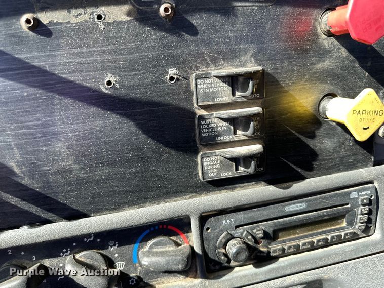 image for item DG0524 2005 Freightliner  Columbia 120 semi truck