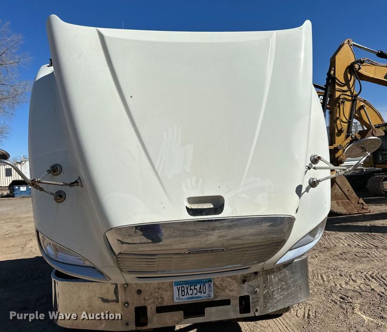 image for item DG0524 2005 Freightliner  Columbia 120 semi truck