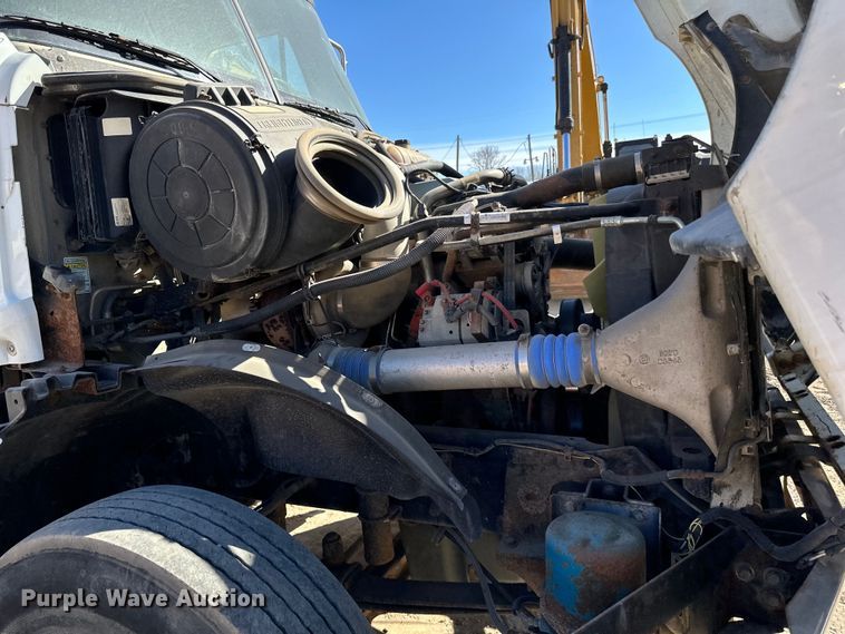 image for item DG0524 2005 Freightliner  Columbia 120 semi truck