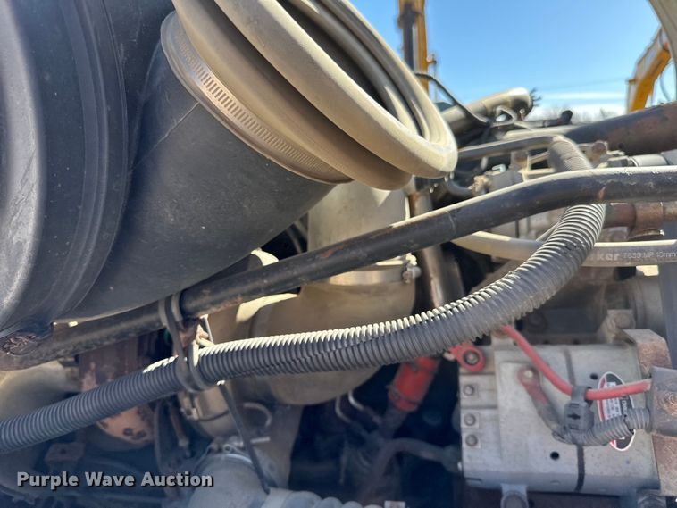 image for item DG0524 2005 Freightliner  Columbia 120 semi truck