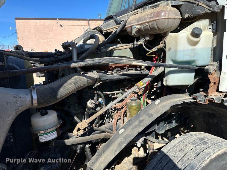 image for item DG0524 2005 Freightliner  Columbia 120 semi truck