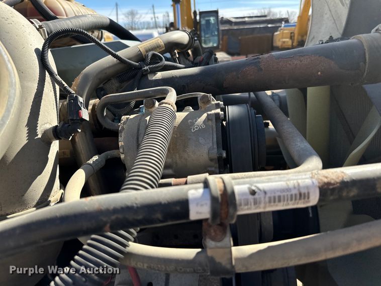 image for item DG0524 2005 Freightliner  Columbia 120 semi truck