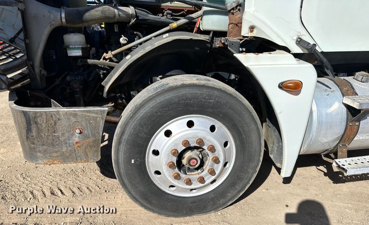 image for item DG0524 2005 Freightliner  Columbia 120 semi truck