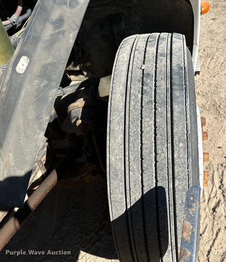 image for item DG0524 2005 Freightliner  Columbia 120 semi truck