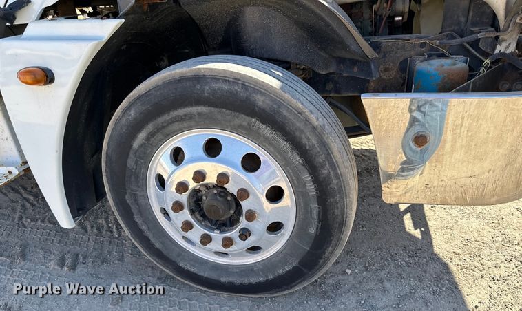 image for item DG0524 2005 Freightliner  Columbia 120 semi truck