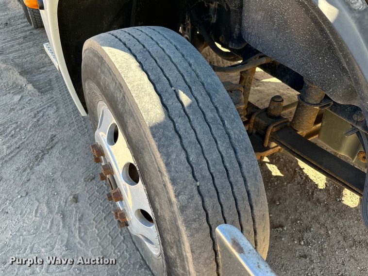 image for item DG0524 2005 Freightliner  Columbia 120 semi truck