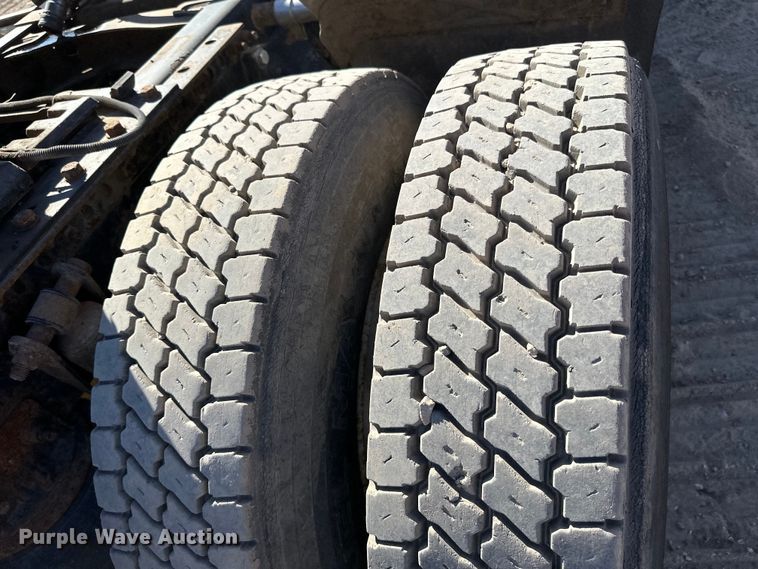 image for item DG0524 2005 Freightliner  Columbia 120 semi truck