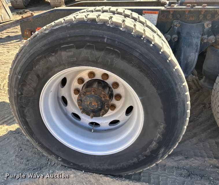 image for item DG0524 2005 Freightliner  Columbia 120 semi truck