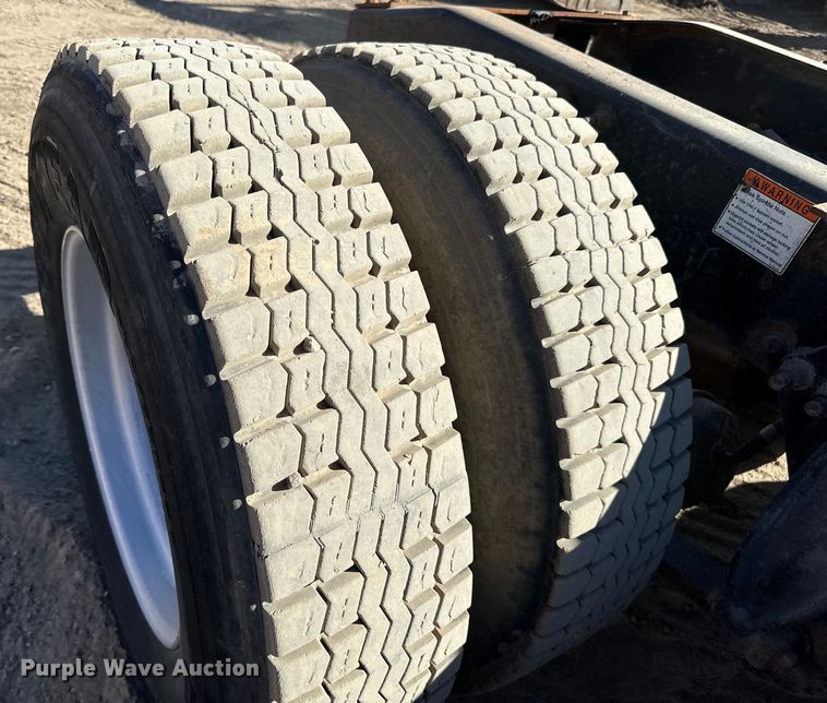 image for item DG0524 2005 Freightliner  Columbia 120 semi truck