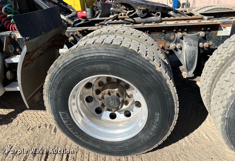 image for item DG0524 2005 Freightliner  Columbia 120 semi truck