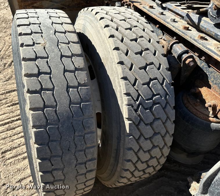 image for item DG0524 2005 Freightliner  Columbia 120 semi truck