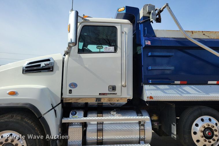 image for item DO3352 2020 Western Star  W4700SF dump truck