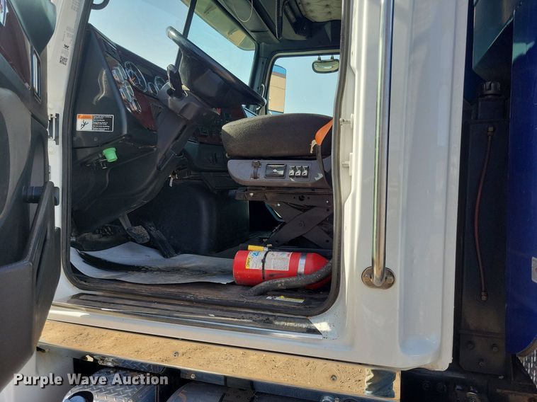 image for item DO3352 2020 Western Star  W4700SF dump truck