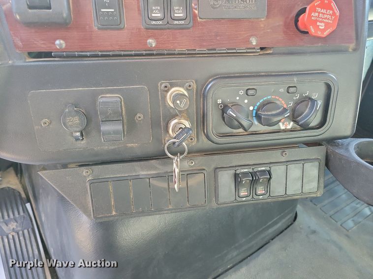 image for item DO3352 2020 Western Star  W4700SF dump truck