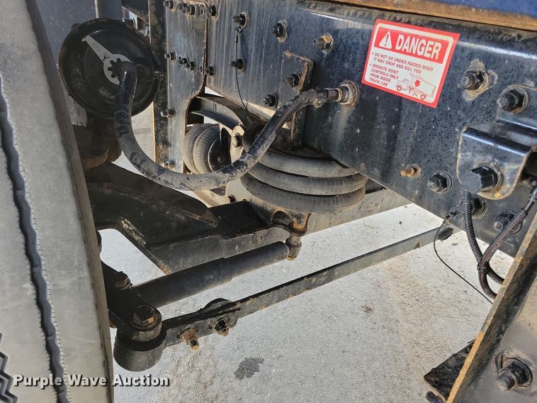 image for item DO3352 2020 Western Star  W4700SF dump truck