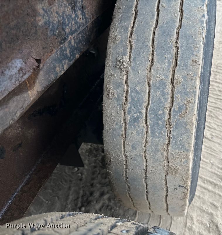 image for item DQ0591 2000 Towmaster equipment trailer