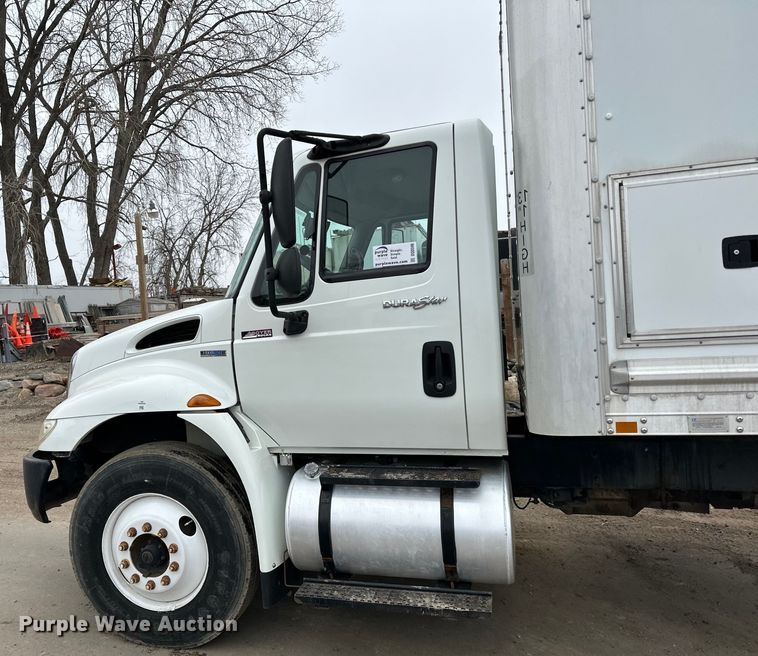 image for item DQ0596 2010 International  4300 box truck