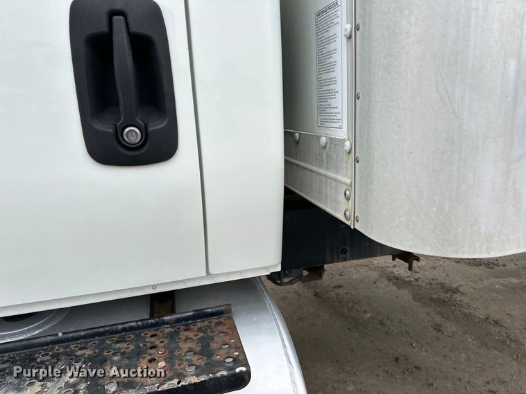 image for item DQ0596 2010 International  4300 box truck