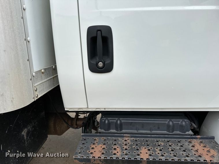 image for item DQ0596 2010 International  4300 box truck