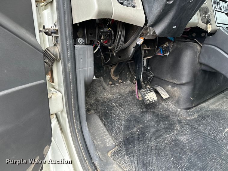 image for item DQ0596 2010 International  4300 box truck