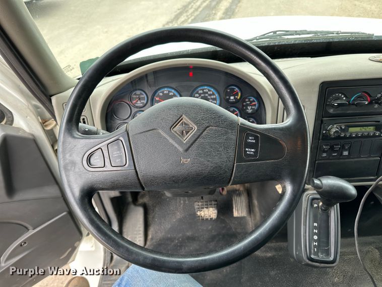 image for item DQ0596 2010 International  4300 box truck