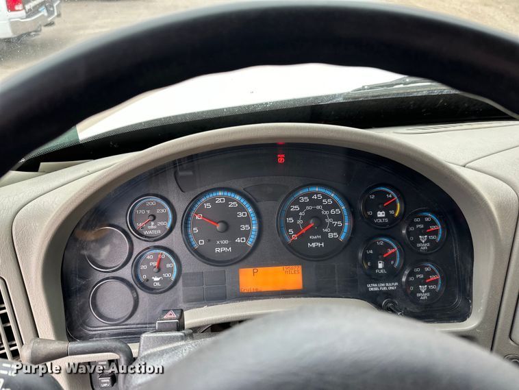 image for item DQ0596 2010 International  4300 box truck