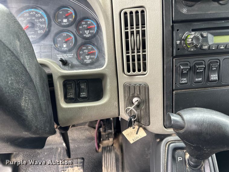 image for item DQ0596 2010 International  4300 box truck