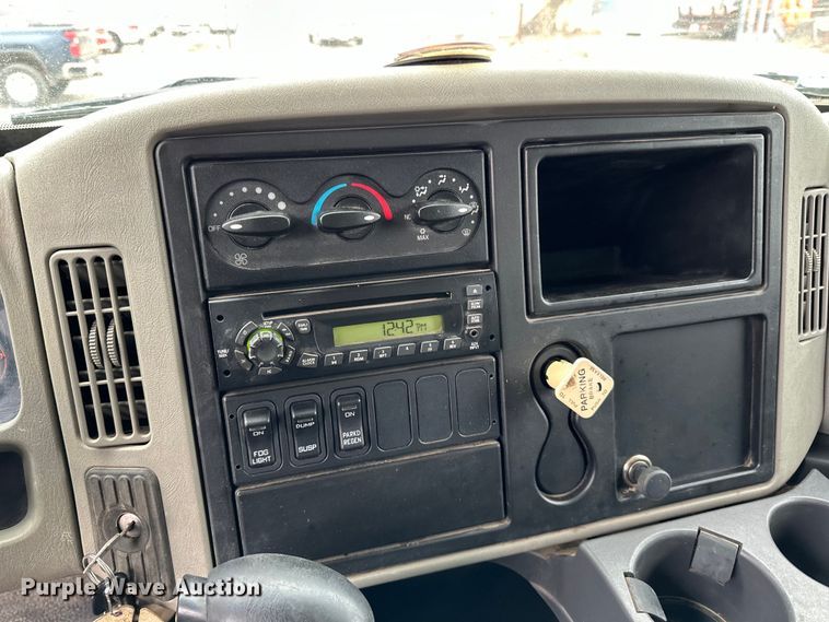 image for item DQ0596 2010 International  4300 box truck