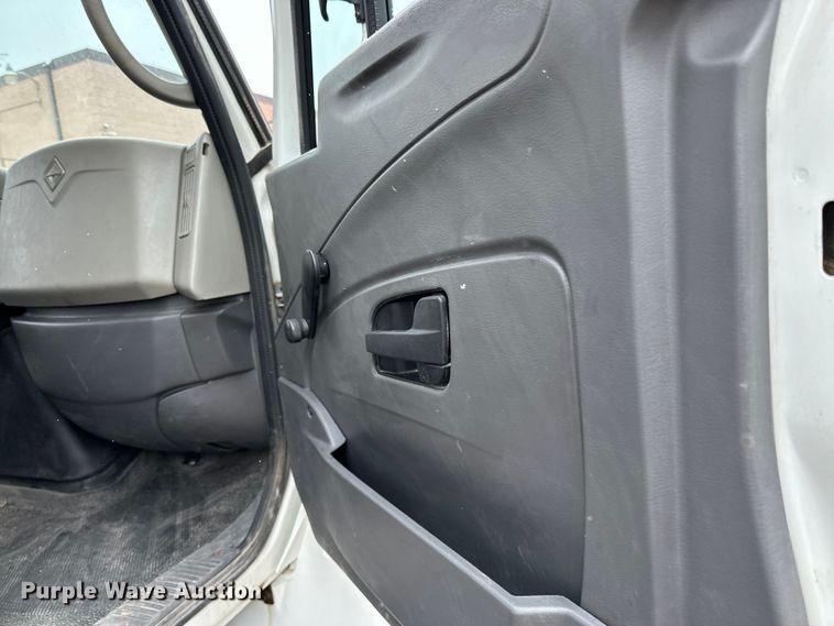 image for item DQ0596 2010 International  4300 box truck