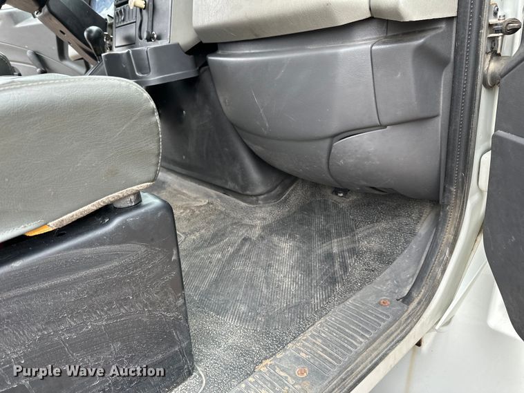 image for item DQ0596 2010 International  4300 box truck