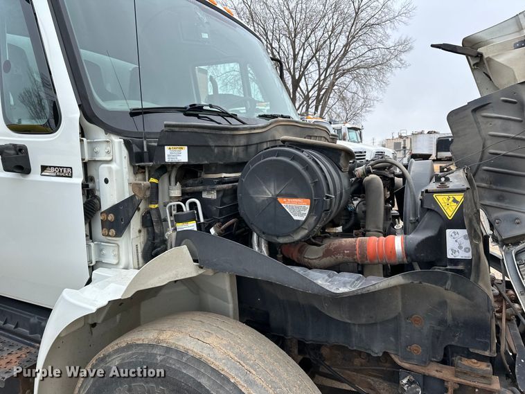 image for item DQ0596 2010 International  4300 box truck