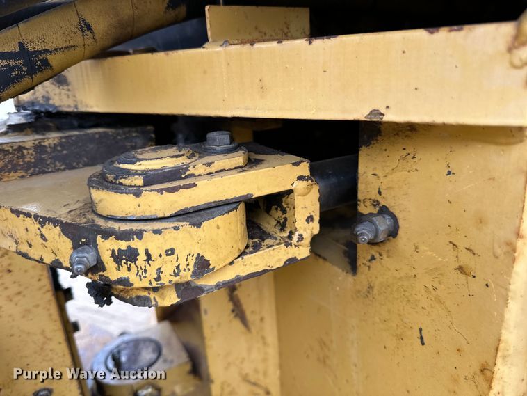 image for item DQ0599 1999 Caterpillar  CP-563C single drum vibratory roller