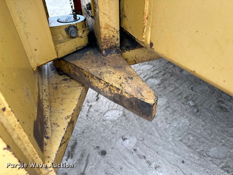 image for item DQ0599 1999 Caterpillar  CP-563C single drum vibratory roller