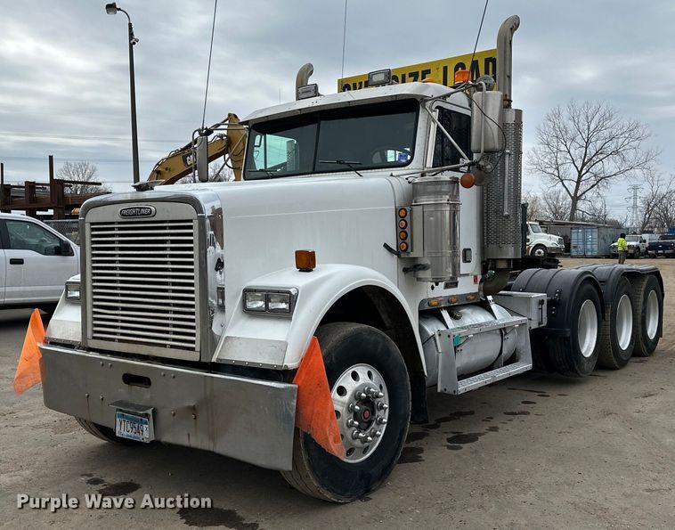 image for item DQ0600 2000 Freightliner  FLD120 semi truck