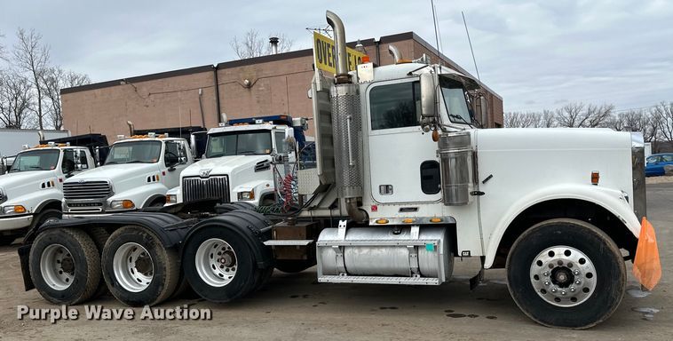 image for item DQ0600 2000 Freightliner  FLD120 semi truck