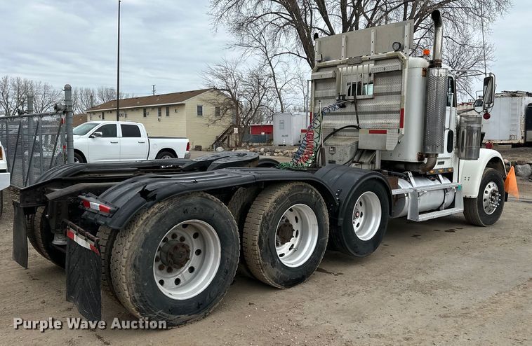 image for item DQ0600 2000 Freightliner  FLD120 semi truck