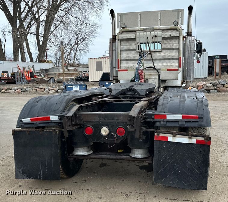 image for item DQ0600 2000 Freightliner  FLD120 semi truck